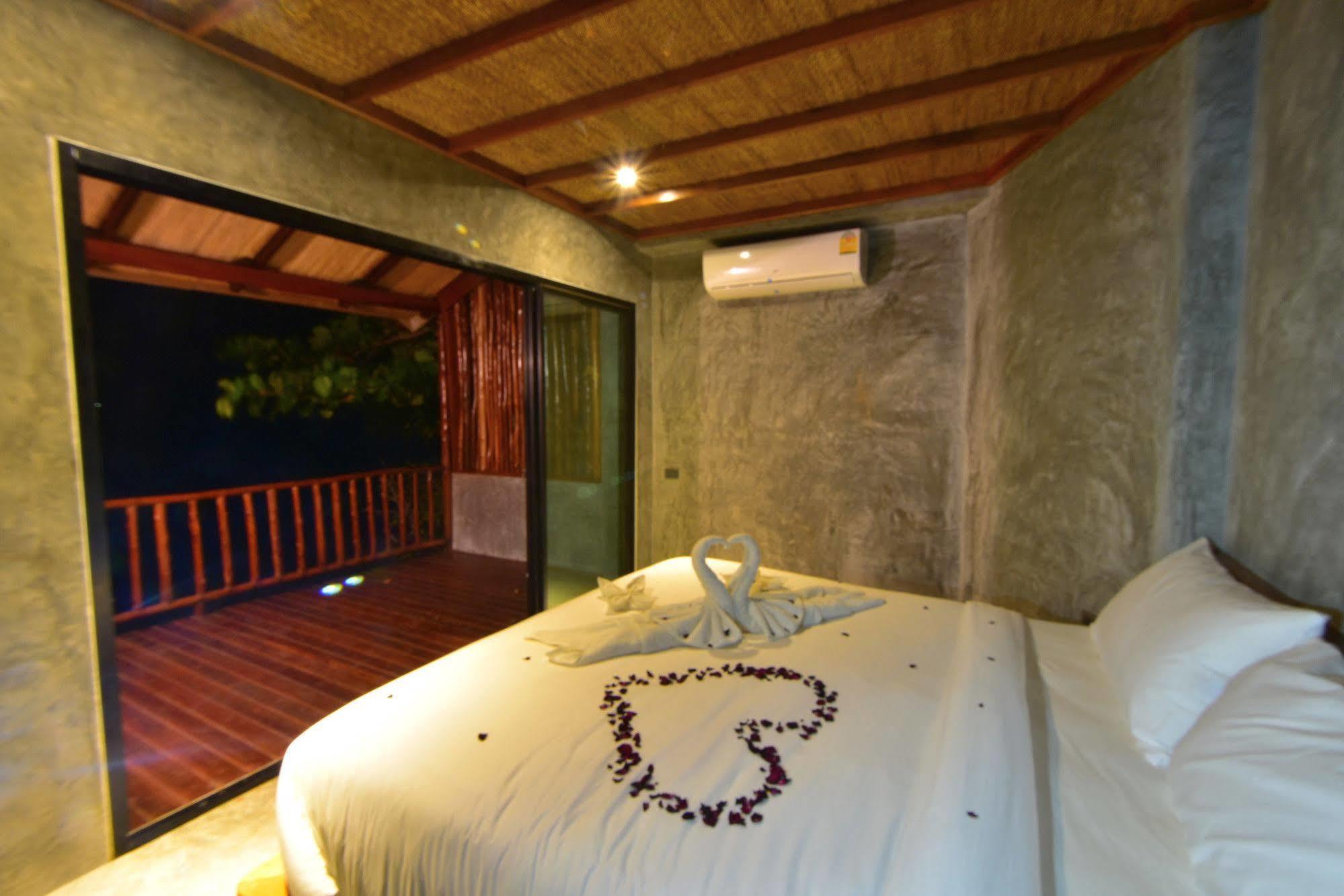 Junior Suite Beach Front,214603259:JPEG